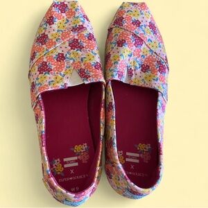 Toms Red and Pink Floral Slip On Flats Womens Size‎ 9 NWOT